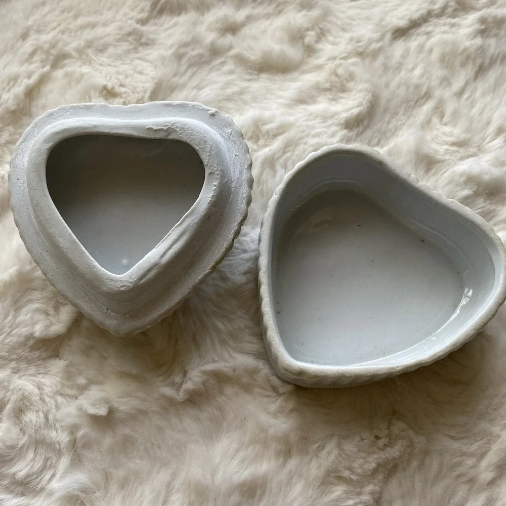 Vintage Heart Shaped Trinket Jewelry Box‎ Ceramic 3D Flowers on Lid 3